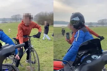 Man is hangjongeren op brommers zat en spreekt ze aan: "jullie scooters zijn opgevoerd of niet?"