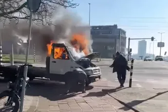 Nee niet in GTA, maar ondertussen in Rotterdam: man probeert brandende vrachtwagen tegen te houden