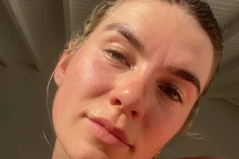 Ook zangeres Maan wil aandacht en post foto waarop net iets 'te veel' te zien is