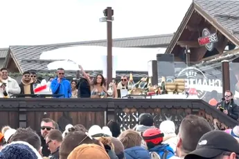 Sneeuwbal gooien op Tomorrowland Winter loopt uit de hand, meisje op de VIP wil fles gooien