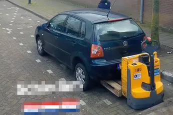 Supermarktmedewerkers in Schiedam verplaatsen verkeerd geparkeerde auto