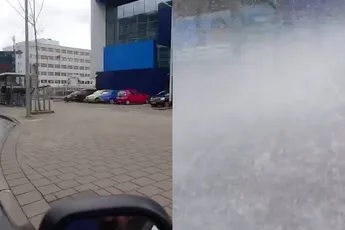 Zo sta je in de Waalhaven in Rotterdam op de bus te wachten, zo heb je droge kleding nodig