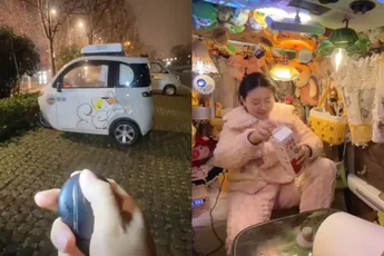 Chinese jongedame laat zien hoe ze leeft vanuit een mini-driewieler