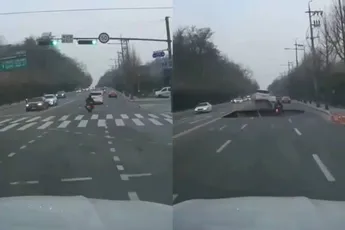 Motorrijder opgeslokt door sinkhole in drukke straat in Seoel