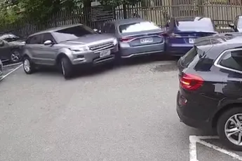 Man sloopt auto van foutparkeerder met zijn Land Rover en neemt nog een Tesla mee ook