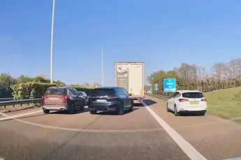 Nederlandse asociaal laat de Belgen wel even zien hoe je langs een file scheurt
