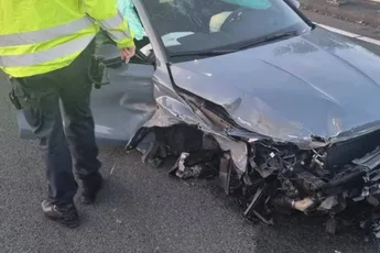 Chaos op de A10: Audi RS3 klapt op vangrail, bestuurder zoek, lachgas en softdrugs blijven achter