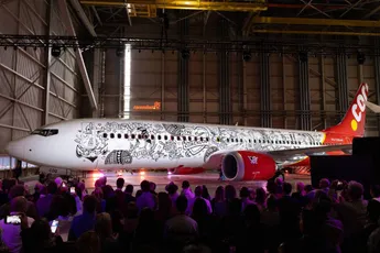 Boeing 737 MAX van Corendon zit helemaal onder de tatoeages van Henk Schiffmacher