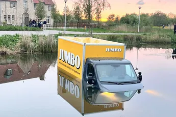 En we hebben beeld: Bezorgbusje Jumbo supermarkt rolt water in