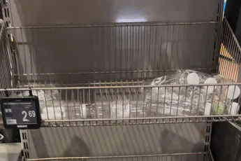 Heel goedkoop je biertje scoren dankzij de life hack van deze zwerver