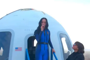 Katy Perry weer veilig geland na historische ruimtevlucht met vriendin van Jeff Bezos