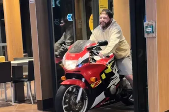 Met de motor naar de Mac in Leiderdorp, politie vindt geen goed idee