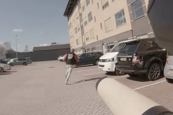 VIDEO: 'Malle Joepoe' schiet paintballgeweer leeg op Dennis Schouten