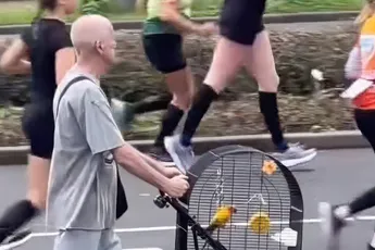 Zelfs vogels werden meegenomen om mensen aan te moedigen tijdens marathon van Rotterdam