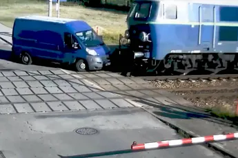 Poolse stuntchauffeur dacht het met z’n busje op te kunnen nemen tegen een trein