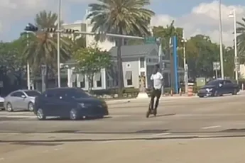 E-step acrobaat komt ondanks aanrijding in Miami verdomd goed weg