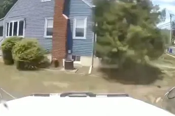 Vrachtwagenchauffeur krijgt aanval en parkeert z’n truck dwars door woonhuis in New Jersey