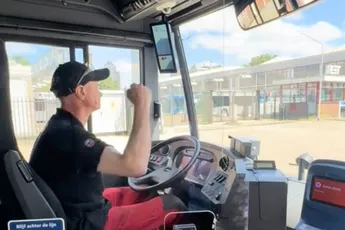 Buschauffeur Lucas is voor Feyenoord en dat laat hij horen ook