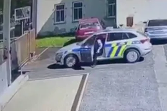 Tsjechische politieagente reed per ongeluk over zichzelf heen met auto