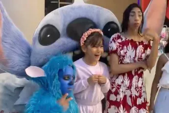 Klein persoon verkleed als Stitch toch wel PR-probleempje voor Disney