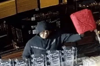 Knutsel zet zichzelf in de hens tijdens mislukte brandstichting in Melbourne