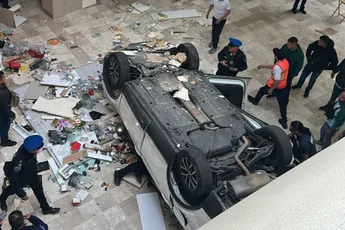 Bizar ongeluk bij mall in Mexico-Stad: vrouw rijdt parkeerdek af en stort 15 meter naar beneden