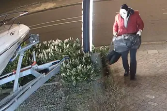 Ghostface steekt boten in de fik bij autobedrijf in Apeldoorn – 25.000 euro voor gouden tip