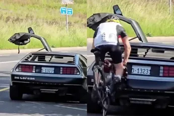 Zeer slechtziende wielrenner klapt zo op een DeLorean DMC-12