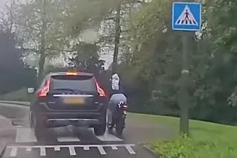 Fatbike treft verkeerde automobilist om van de weg te duwen