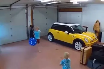 Gelukkig zijn ze achter het schermpje weg: kinderen zijn aan het spelen