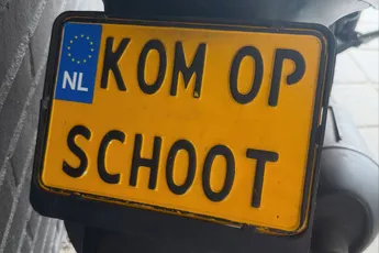 Scooterrijder met "Kom op schoot" nummerbord wil niet op schoot van politie zitten