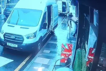 Van op stoep fietsen tot in busje van bezorger belanden