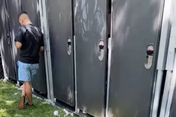 Prima te volgen wat koppeltje aan het doen was op openbaar toilet tijdens Sueños Music Festival