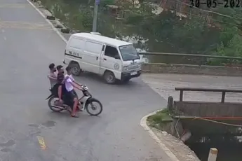 Met z’n drieën op de motor, maar met z’n tweetjes het water in