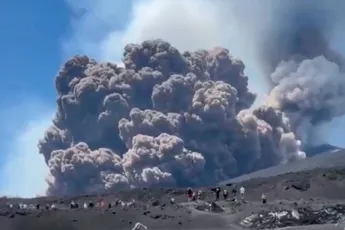 Paniek op de Etna: toeristen slaan op de vlucht na plotselinge uitbarsting