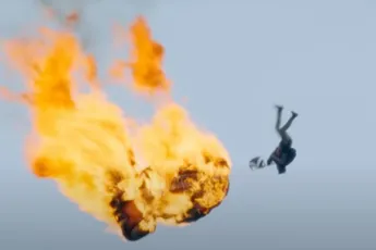 Tom Cruise schrijft stuntgeschiedenis met brandende parachute voor Mission: Impossible