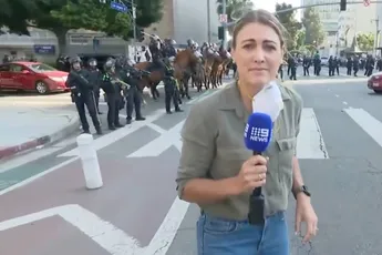 Australische verslaggever Lauren Tomasi krijgt rubberkogel tijdens rellen in Los Angeles