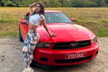 Stefanie liet haar Ford Mustang even een plasje plegen
