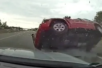 SUV crasht spectaculair na achtervolging in Ohio: bestuurster blijkt onder invloed