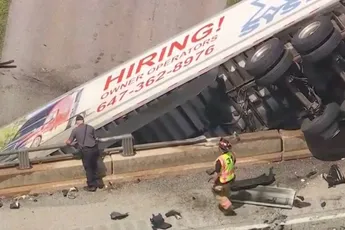 Vrachtwagen met trailer bungelt van viaduct in Pennsylvania