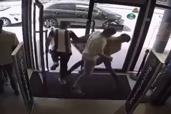 Twee dieven slaan toe bij Soccerfanshop, maar Kadir grijpt in en de politie laat er eentje weer lopen