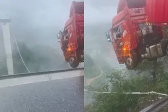 Serieuze wow: Brug in China ingestort, vrachtwagenchauffeur bungelt boven de afgrond