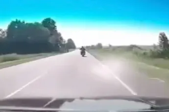 Niet al te wakkere motorrijder was even niet scherp en zorgt voor chaotische crash op snelweg