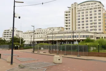 Wind zet de boel op scherp vlak voor NAVO-top: hekken waaien om, agenten gewond