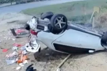 Vrouw overleeft horrorcrash waarbij ze uit de auto werd geslingerd