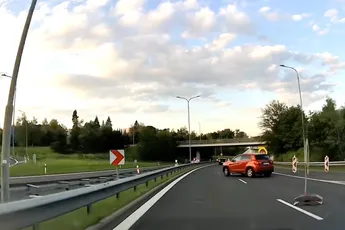 Automobilist in Tsjechië kiest slecht moment uit om de weg op te rijden