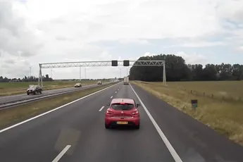 Automobilist is niet blij dat vrachtwagen caravan inhaalt op A59 en doet een remtest