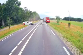 Beelden opgedoken van frontale botsing tussen vrachtwagen en bestelbus in Wierden