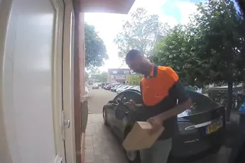 Bezorger krijgt te horen waarom deur niet open wordt gedaan: "Ik zit te kakken"