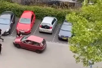 Chaos op parkeerplaats in Kerkrade: spiegel eraf, auto ramt mens, en piepende banden